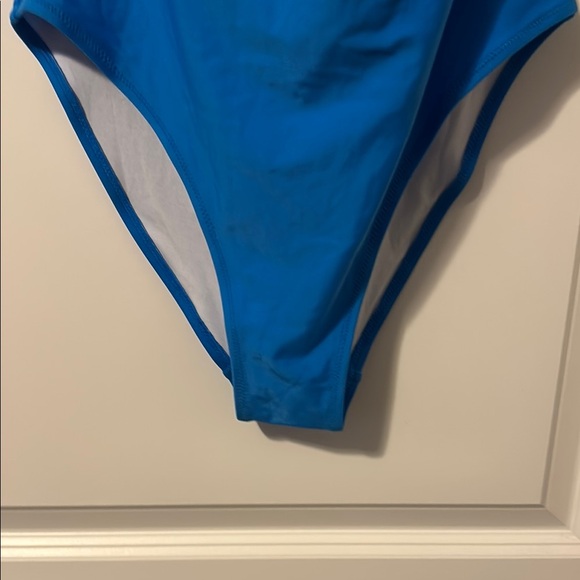 Gorgeous One-Piece Swimsuit with cut out! Sz M. Ruching adjustable - Picture 3 of 6